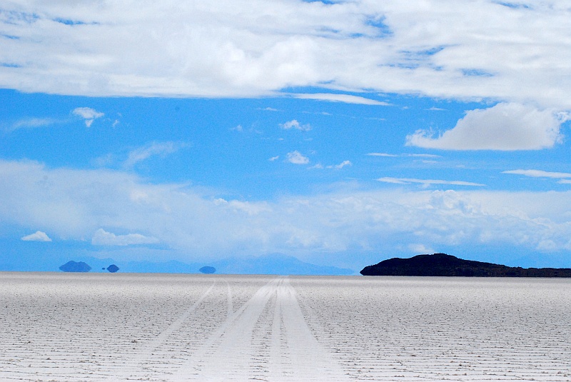 Laura i Astronom_super-60.JPG - Salar to pustynia solna, powstała na dnie wyschniętego morza. Wysokość ciśnie po skroniach -- 3600. A będzie wyżej, znacznie wyzej. (Zdjęcie: Laura i Astronom)